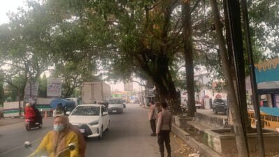 Personel Pos Pengamanan Ops “Lilin 2023” Laksanakan Pengaturan Lalu Lintas