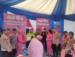 Kunjungi Pos Pengamanan Nataru, Kapolres Gowa di Dampingi Ketua Bhayangkari Cabang Gowa Serahkan Bingkisan