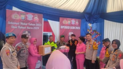Kunjungi Pos Pengamanan Nataru, Kapolres Gowa di Dampingi Ketua Bhayangkari Cabang Gowa Serahkan Bingkisan