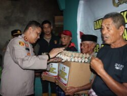 Tengah Malam, Kapolres Gowa Turun Langsung Beri Bantuan Ke Warga Yang Terdampak Banjir