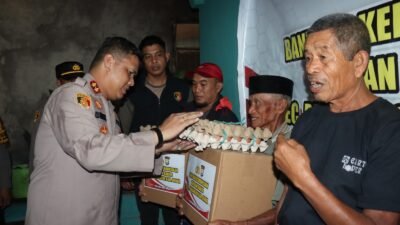 Tengah Malam, Kapolres Gowa Turun Langsung Beri Bantuan Ke Warga Yang Terdampak Banjir