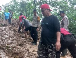 Bersama Warga, Kapolsek dan Personel Tinggimoncong Bersihkan Material Longsor Yang Menutupi Jalan