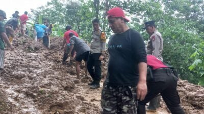 Bersama Warga, Kapolsek dan Personel Tinggimoncong Bersihkan Material Longsor Yang Menutupi Jalan