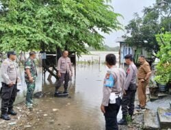 Musim Penghujan, Personil Polsek Somba Opu Pantau Situasi Wilayah Rawan Banjir.