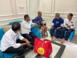 Kunjungan Kasat Intelkam Polres Gowa Bawa Semangat Baru untuk AIPDA Abdul Kadir yang Sedang Sakit