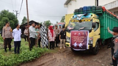 Personel Polres Gowa dan Polsek Kawal Pendistribusian Kotak Suara Logisitik Pemilu ke PPK