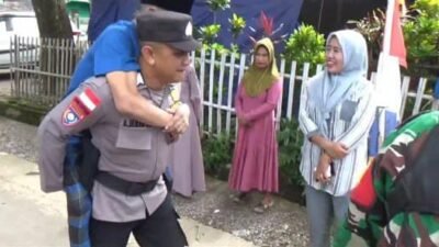 Gendong Warga Untuk Salurkan Hak Pilihnya