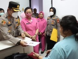 Kunjungan Kapolres Gowa dan Ketua Bhayangkari Cabang Gowa ke Anggota yang Sakit