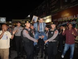 Usai Terima Penghargaan, Kapolres Gowa Dibopong Oleh Personelnya Masuk Ke Mako