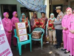 Wujud Empati, Kapolsek bersama Ketua Bhayangkari Ranting Somba Opu Berikan Bantuan Korban Kebakaran