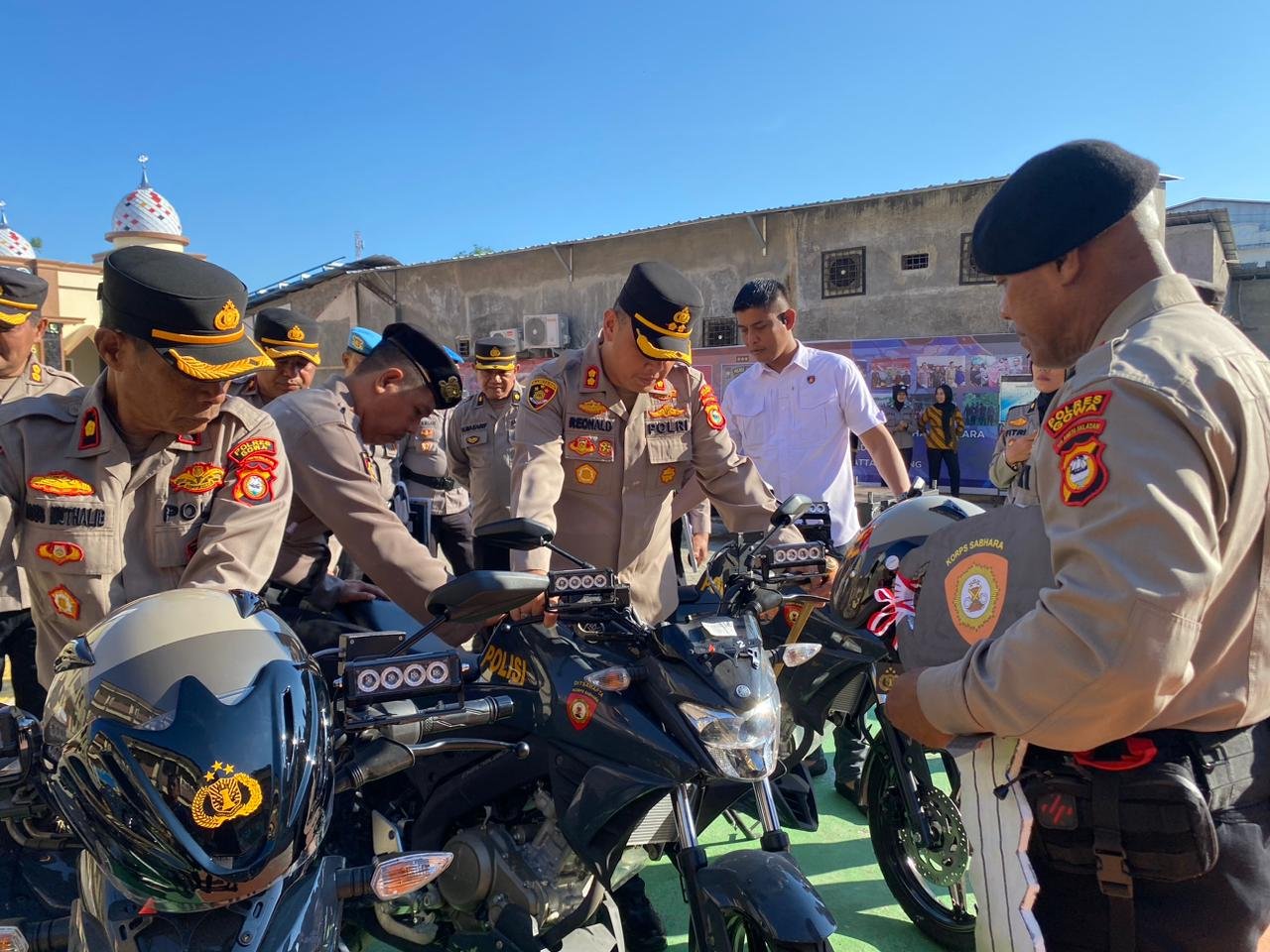 Penyerahan Piagam Penghargaan dan Sepeda Motor kepada Personel Sat Samapta Polres Gowa