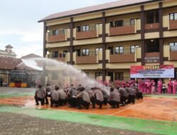 Unik! Personel Polres Gowa Rayakan Kenaikan Pangkat Dengan Siraman Air Mobil Water Canon