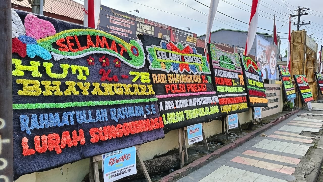 Puncak HUT Bhayangkara ke-78, Polsek Somba Opu Dibanjiri Karangan Bunga.