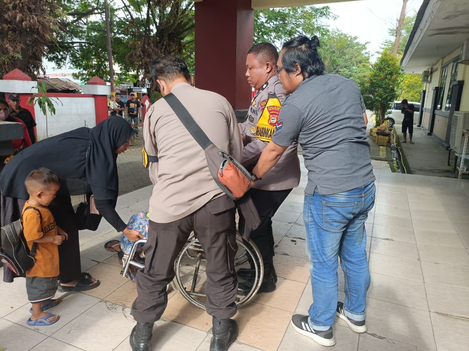 Wujud Kepedulian, Personel Polsek Somba Opu Bantu Warga ke Rumah Sakit.