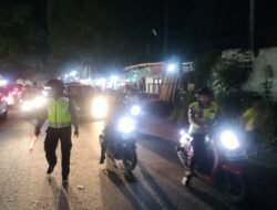 Menyambut Tahun Baru Islam 1446 H, Personil Polsek Somba Opu pengamanan dan pengawalan pawai obor.