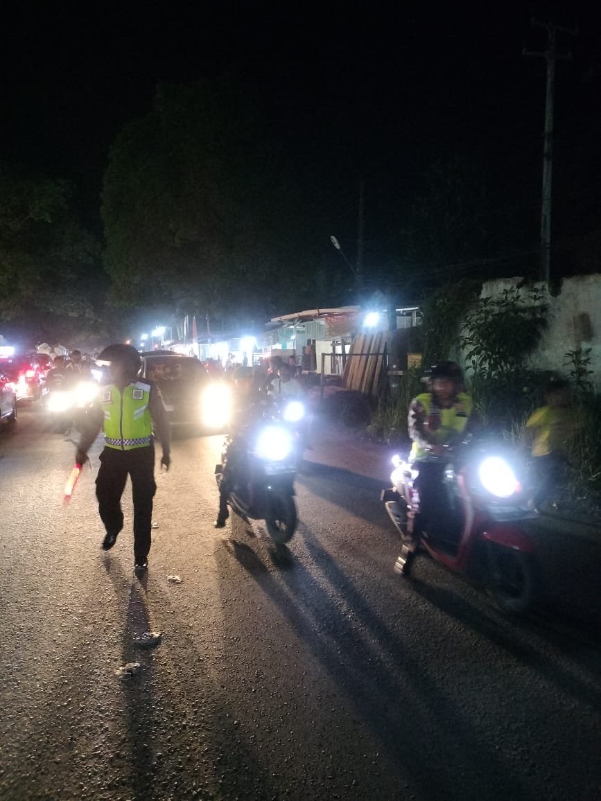 Menyambut Tahun Baru Islam 1446 H, Personil Polsek Somba Opu pengamanan dan pengawalan pawai obor.