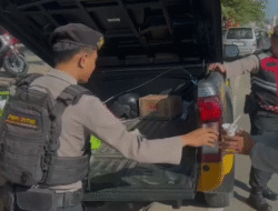 Melalui Jumat Berbagi, Personel Sat Samapta Polres Gowa Bagikan Sarapan Pagi Ke Pengendara