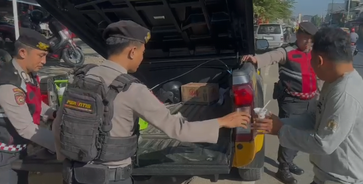 Melalui Jumat Berbagi, Personel Sat Samapta Polres Gowa Bagikan Sarapan Pagi Ke Pengendara