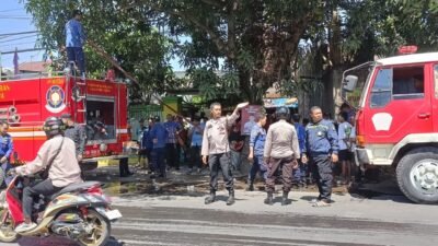Respon Cepat personil Polsek Somba Opu Datangi TKP Kebakaran Rumah Warga