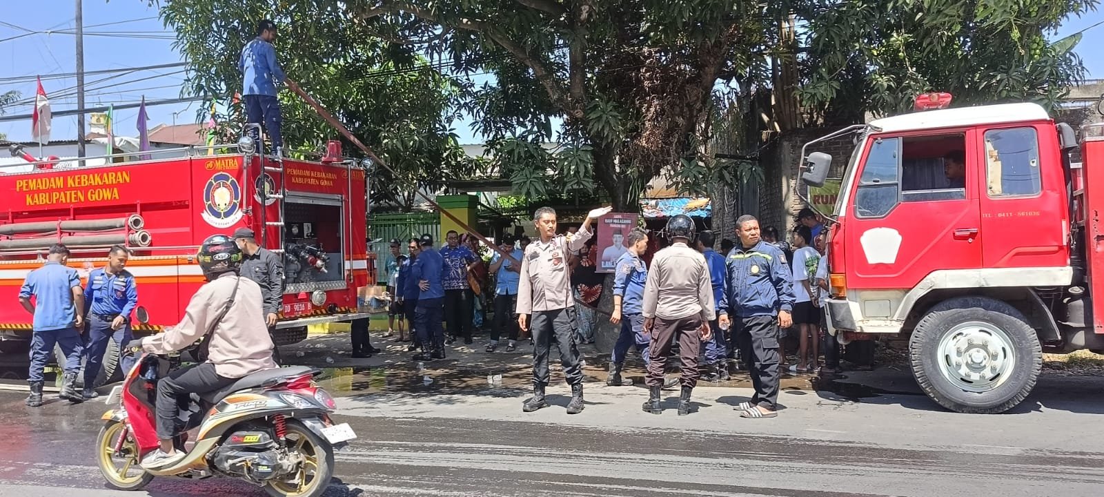 Respon Cepat personil Polsek Somba Opu Datangi TKP Kebakaran Rumah Warga