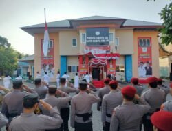 Kapolsek Somba Opu Irup penurunan bendera merah putih.