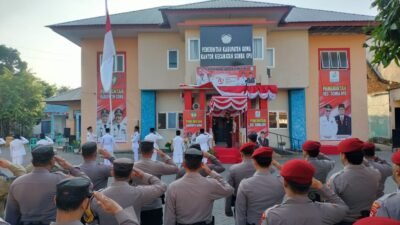 Kapolsek Somba Opu Irup penurunan bendera merah putih.