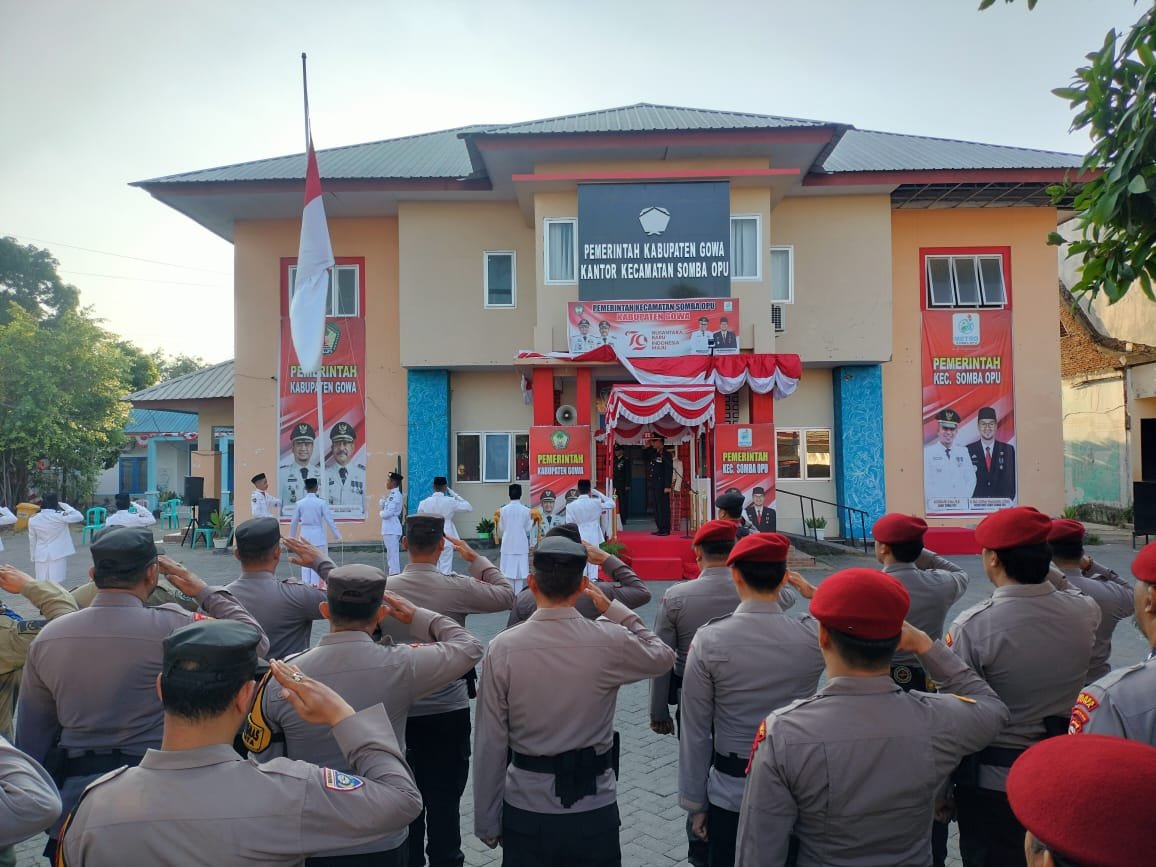 Kapolsek Somba Opu Irup penurunan bendera merah putih.