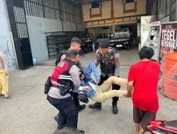 Respon Cepat, Personel Sat Samapta Polres Gowa Bantu Pengendara Korban Laka Lantas