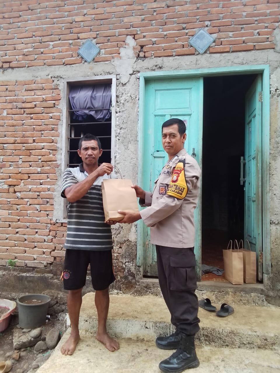 Wujud Peduli, Polsek Manuju Gelar Jumat Berbagi Ke Warga Prasejahtera