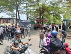 Personil gabungan Polres Gowa dan Polsek Somba Opu amankan jalannya unjuk rasa di Kampus Patria Artha.