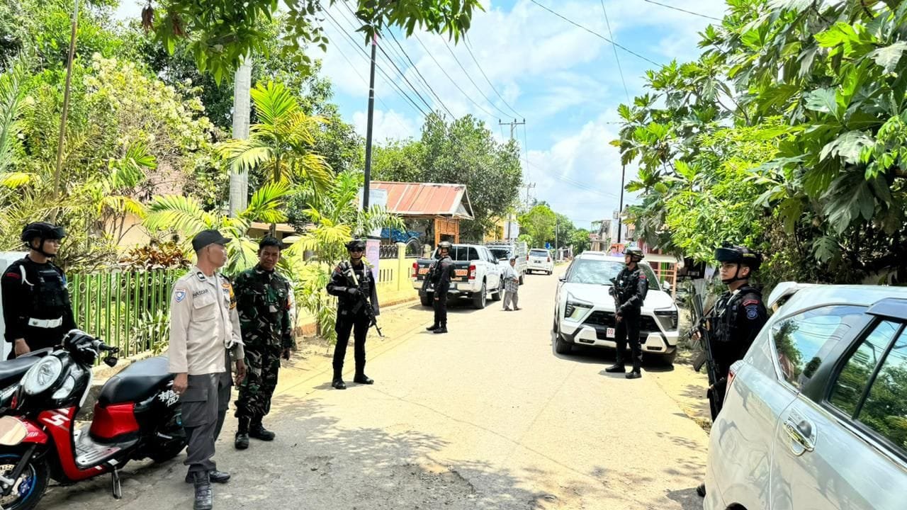 Personel Brimob dan Polsek Barombong Amankan Kampanye Paslon Cabup Gowa Nomor Urut 2 di Desa Tinggimae