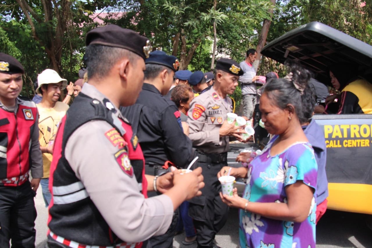Personel Sat Samapta Polres Gowa & Sat Brimob Polda Sulsel Temui Warga Dijalan, Ada Apa?