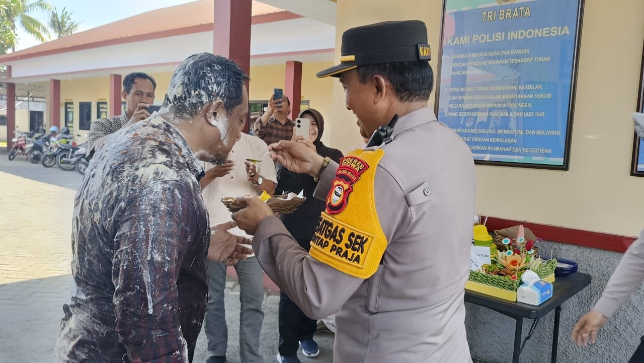 Wujud Perhatian Pimpinan, Kapolsek Rayakan Ultah Anggotanya