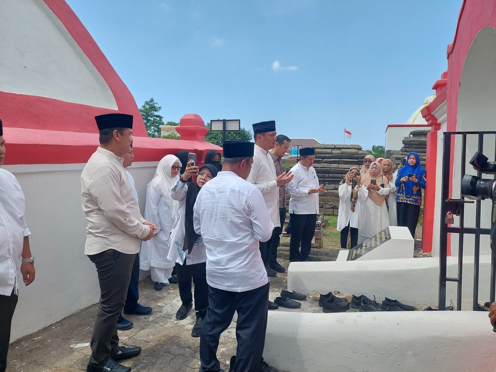Kapolres Gowa Hadiri kegiatan Ziarah di Tiga Makam Tokoh Besar Gowa Dalam Rangka HUT Gowa ke-704