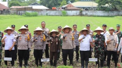 Kapolres Gowa Ikuti Penanaman Serentak Program Ketahanan Pangan Secara Daring