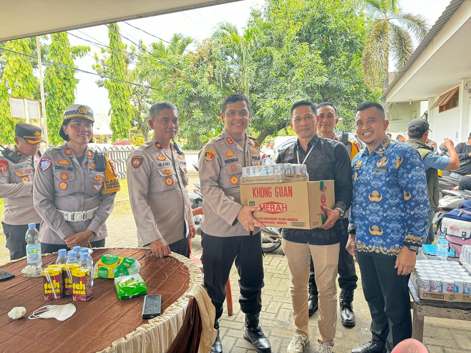 Selain Cek Personel Pengamanan, Kapolres Gowa Bagikan Snack dan Susu ke Petugas PPK Somba Opu