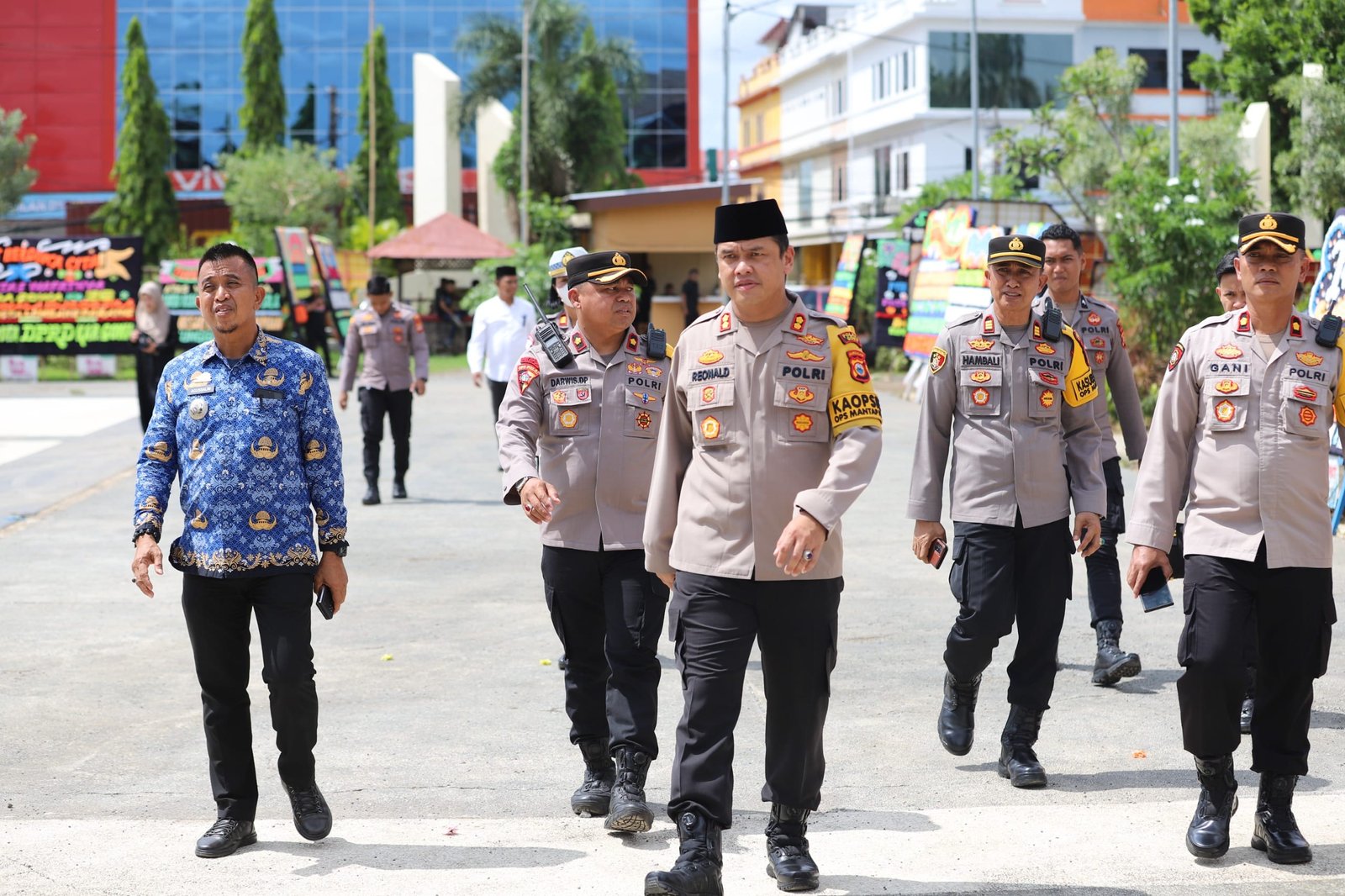 Kapolres Gowa Dampingi Kapolda Sulsel Melayat ke Istana Balla Lompoa Atas Wafatnya Raja Gowa ke-38