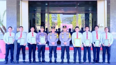 Personel Polres Gowa Terima Penghargaan dari Kapolda Sulsel atas Prestasi dalam Pelaksanaan Tugas