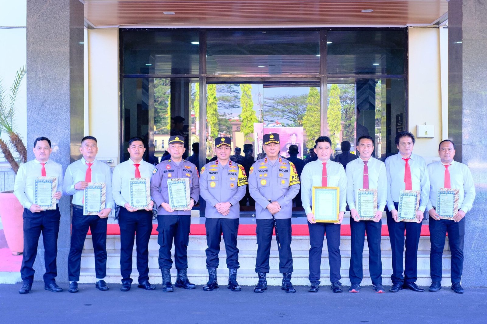 Personel Polres Gowa Terima Penghargaan dari Kapolda Sulsel atas Prestasi dalam Pelaksanaan Tugas