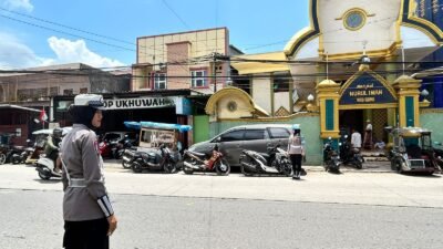 Polwan Polres Gowa Lakukan Pengamanan di Masjid Saat Shalat Jumat