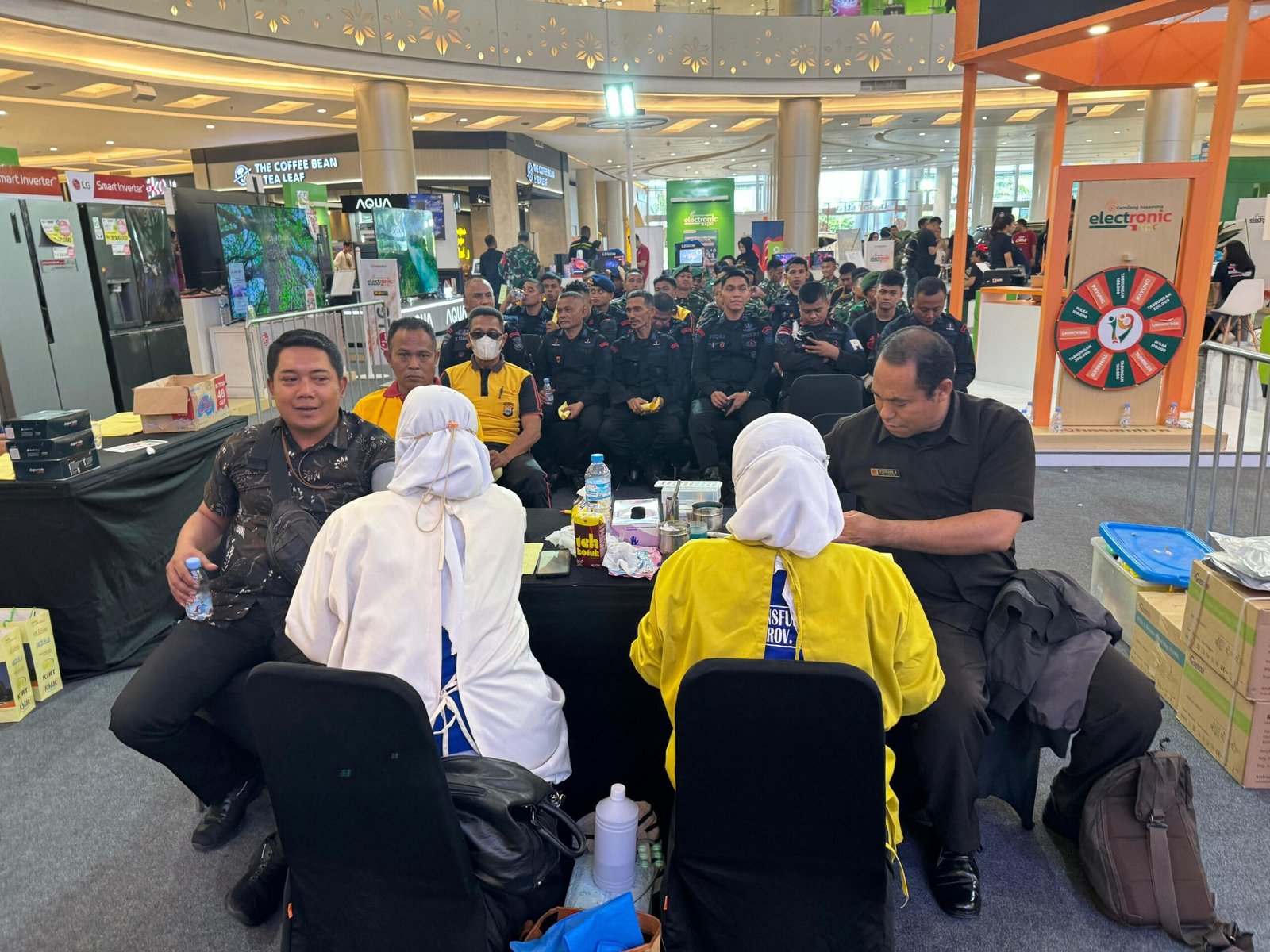 Polres Gowa Ikut Ambil Bagian Dalam Kegiatan Donor Darah HUT BPR Hasamitra ke-19 di Trans Studio Mall Makassar