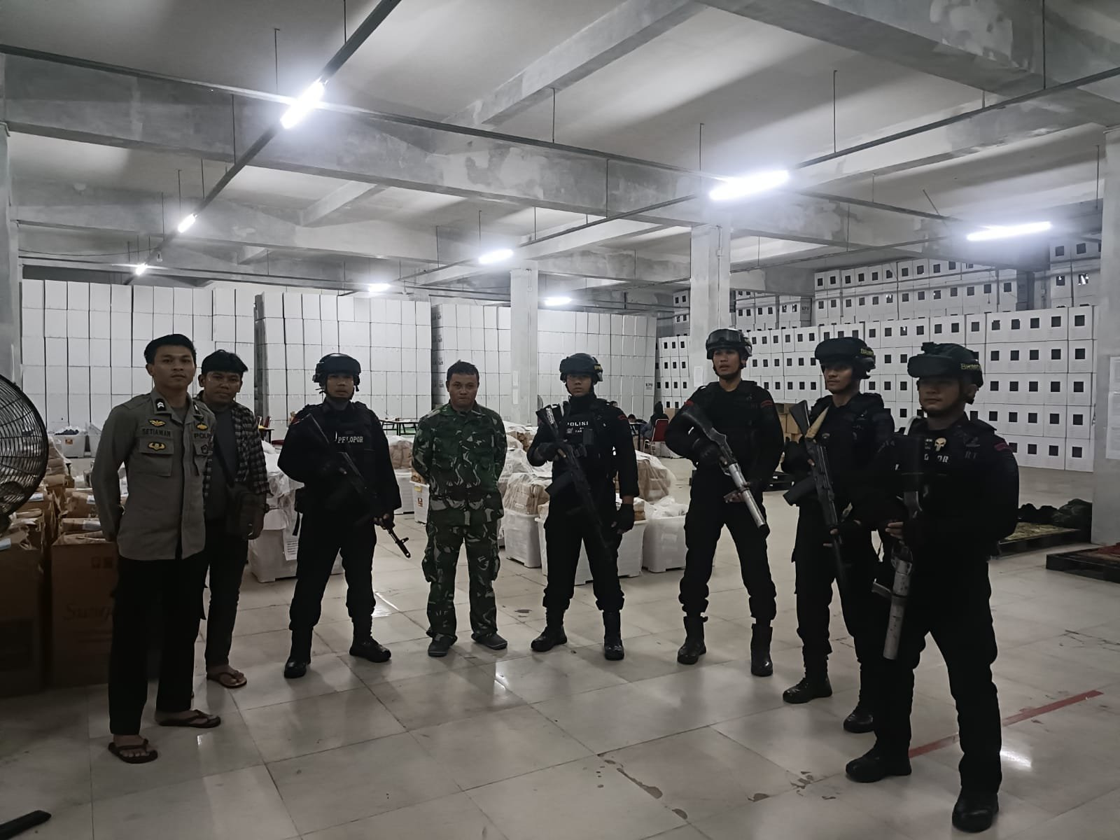 Personel Satbrimob Polda Sulsel BKO Polres Gowa Laksanakan Patroli Mandiri di KPU dan BAWASLU
