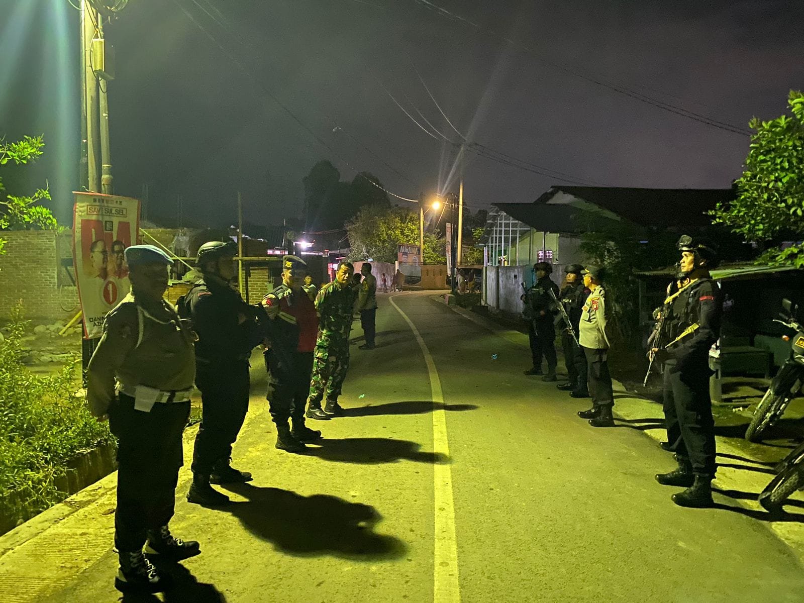 Polsek Pallangga Bersama Personel Brimob Polda Sulsel Amankan Kampanye Pertemuan Tatap Muka Paslon Bupati Gowa