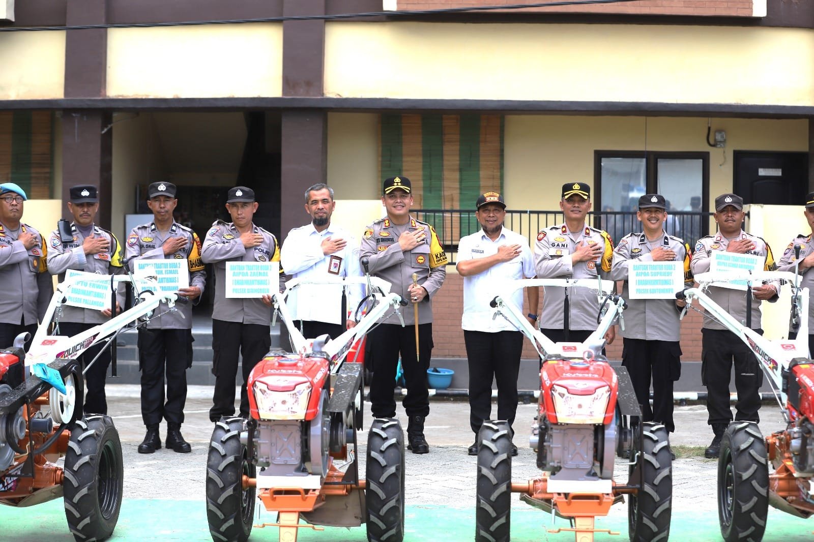 Kapolres Gowa Pimpin Upacara Penyerahan Hand Traktor Kepada Bhabinkamtibmas Polres Gowa