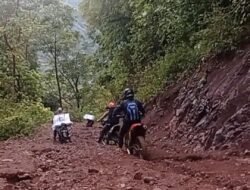 Meski Jalan Bebatuan dan Berlumpur, Petugas Pemungutan Suara di Gowa Kawal Kotak Suara Pilkada
