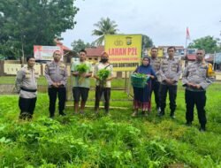 Sinergi Dukung Ketahanan Pangan, Polsek Bontonompo Bagikan Hasil Panen Kepada Warga