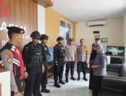 Personel Brimob BKO dan Perintis Presisi Polres Gowa Gelar Patroli Sambang di KPU dan Bawaslu
