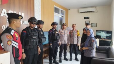 Personel Brimob BKO dan Perintis Presisi Polres Gowa Gelar Patroli Sambang di KPU dan Bawaslu
