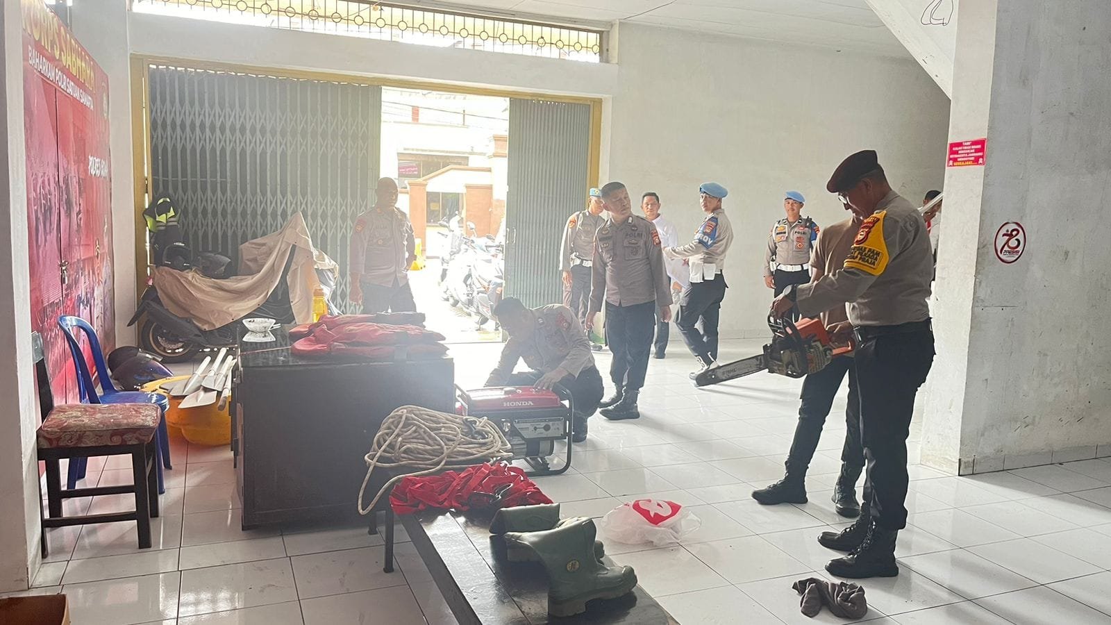 Kesiapan Hadapi Cuaca Ekstrem, Kasat Samapta Polres Gowa Cek Perlengkapan SAR