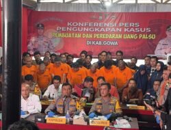 Kapolda Sulsel Pimpin Konferensi Pers Pengungkapan Kasus Pembuatan dan Peredaran Uang Palsu di Polres Gowa